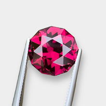 Load image into Gallery viewer, Flawless 5.23 CT Excellent Cut Natural Pink Umbalite Garnet from Tanzania.